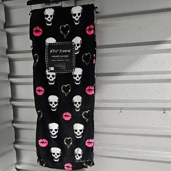 Betsey Johnson Ultra Soft Plush Throw Skulls Kisses & Hearts-NWT